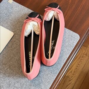 CHANEL pink and Black Women's Flats. Size 39.5